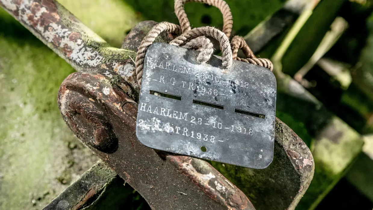 Metalen naamplaatje met de tekst Haarlem, 28-10-1918.