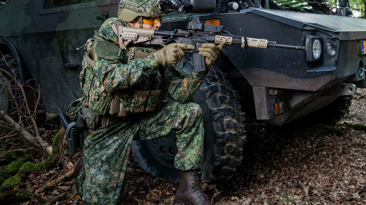 Indruk nieuwe kleding Nederlandse militair.