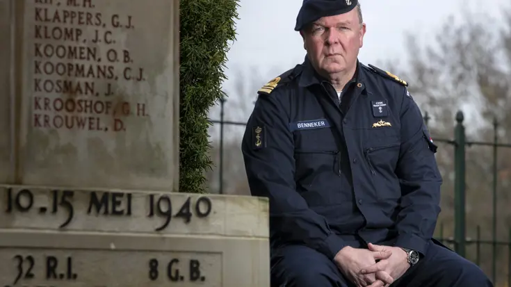Ben Benneker bij oorlogsmonument.