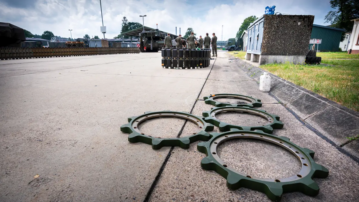 Losse onderdelen van de tracks van een tank.