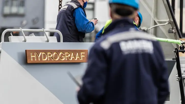 De naam 'Hydrograaf' op het vaartuig.