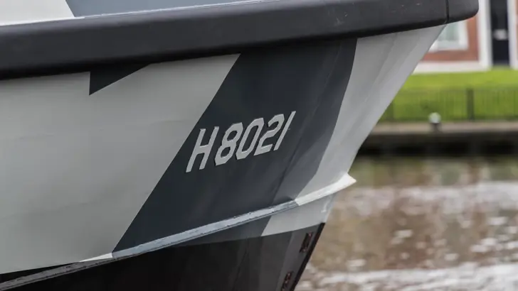 Boegnummer van de Hydrograaf Expeditionary Survey Boat.