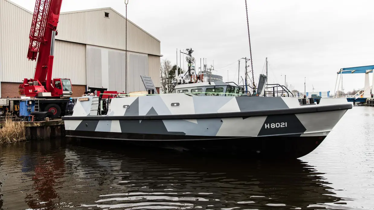 Zijaanzicht van de Hydrograaf Expeditionary Survey Boat.