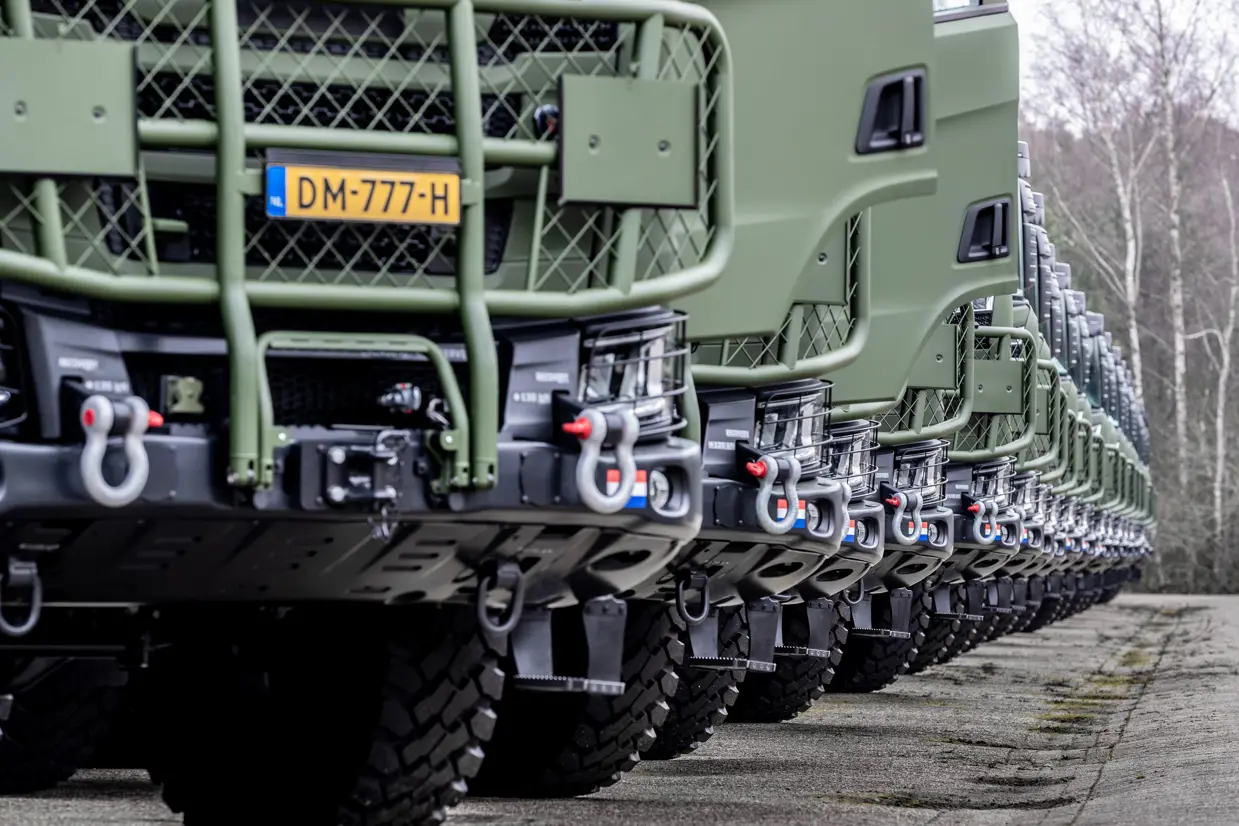 Nieuw afgeleverde Scania's Gryphus staan keurig naast elkaar opgesteld.