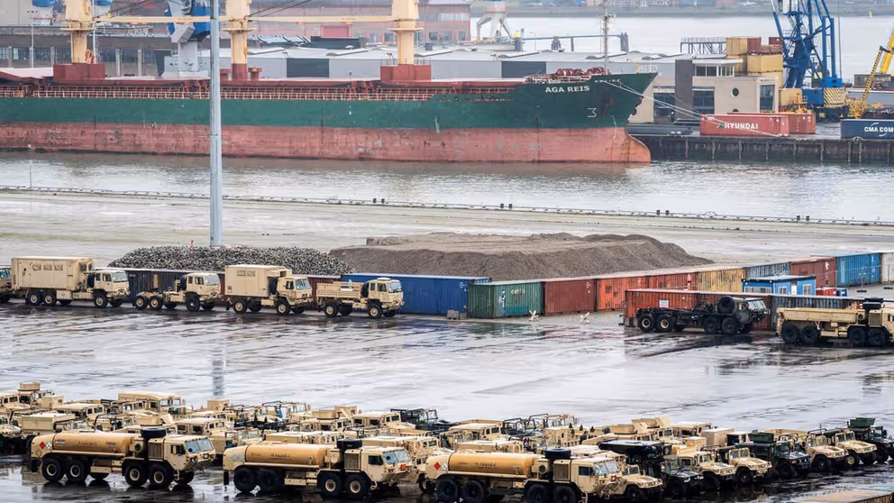 Militair materieel in de haven.
