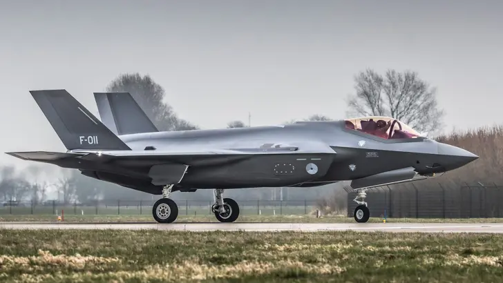 Zijaanzicht F-35 op de grond.