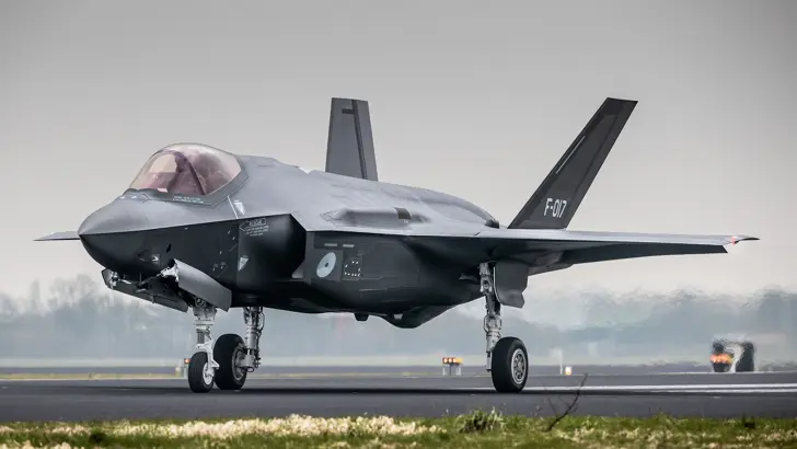 Zijaanzicht F-35 op de grond.