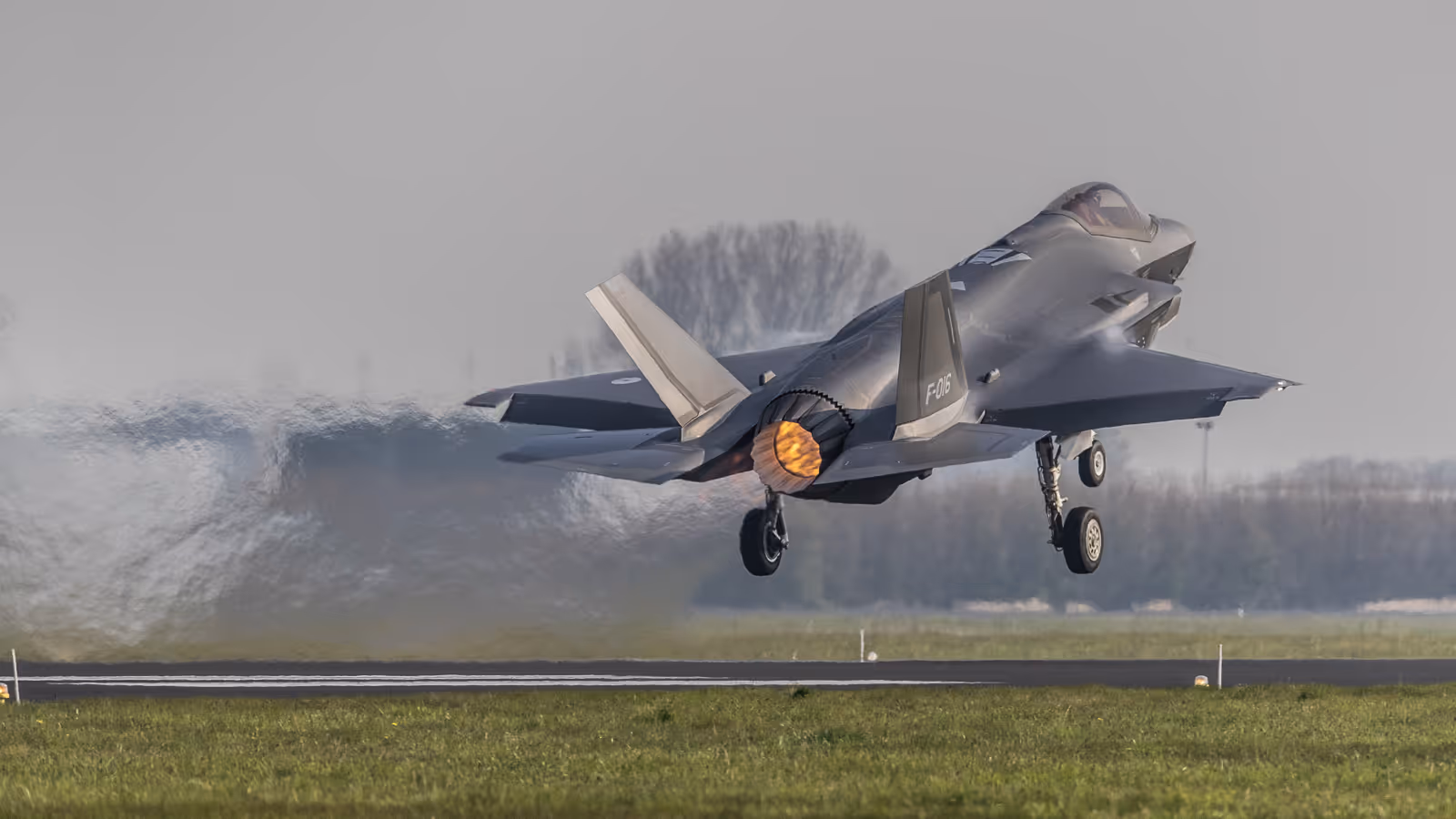 Een F-35 vertrekt.