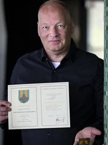 Man met certificaat en oorlogsherinneringskruis