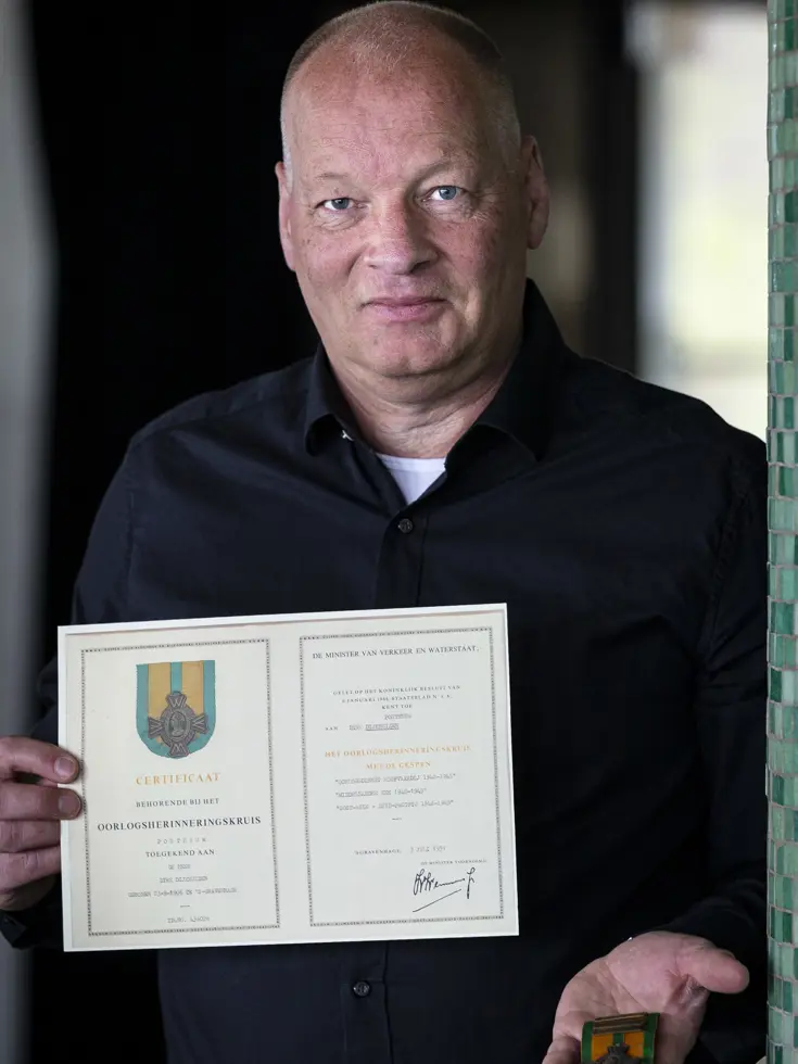 Man met certificaat en oorlogsherinneringskruis