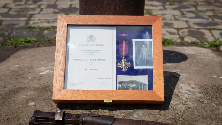 Duitse bajonet, historische foto's van een militair en een mobilisatiekruis.