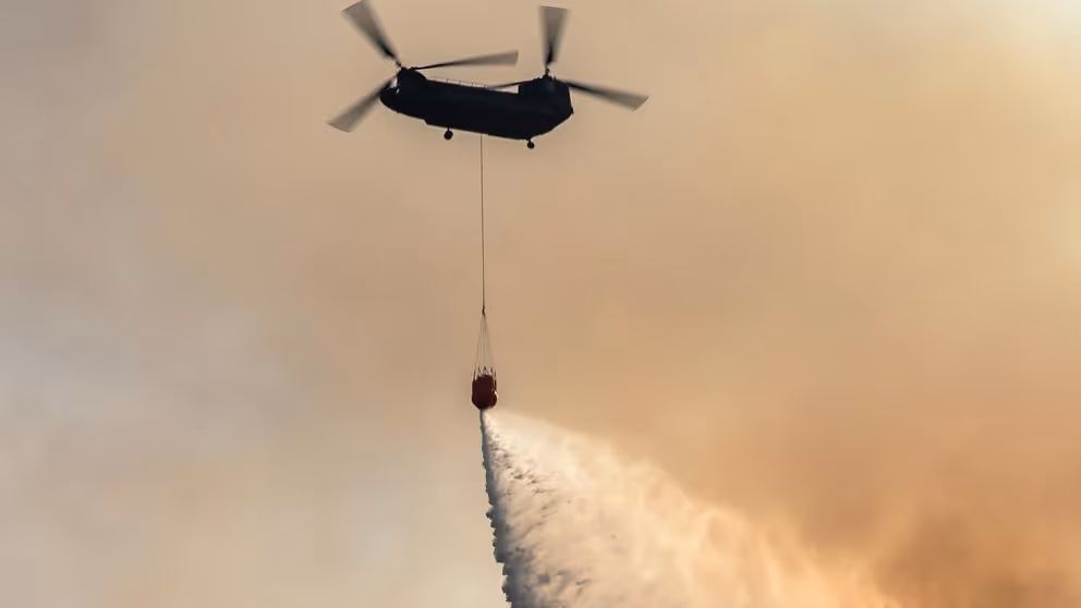 Blushelikopter dropt water.