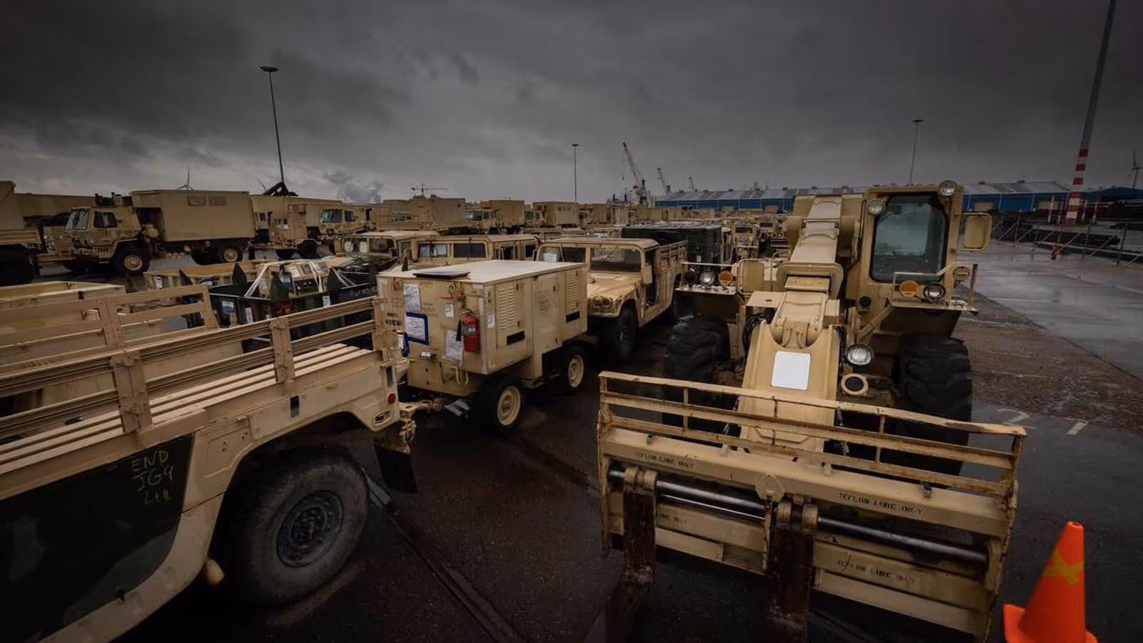 Militair materieel geparkeerd.