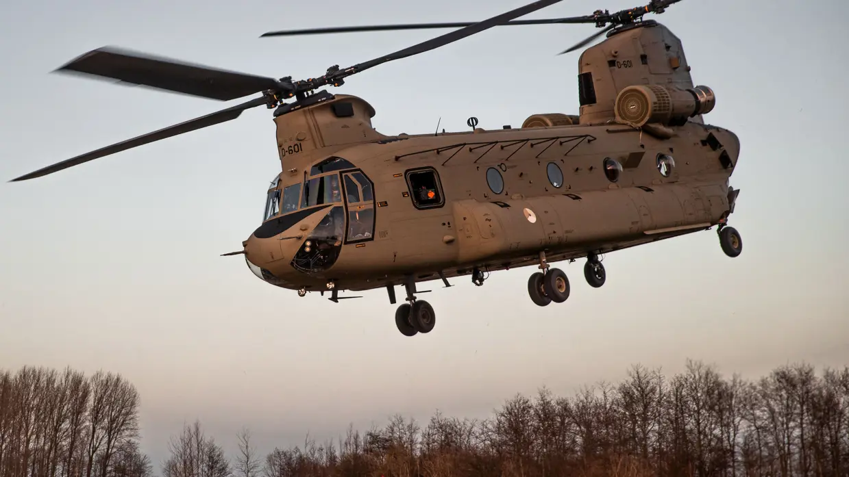 Een Chinook-transporthelikopter in de lucht.