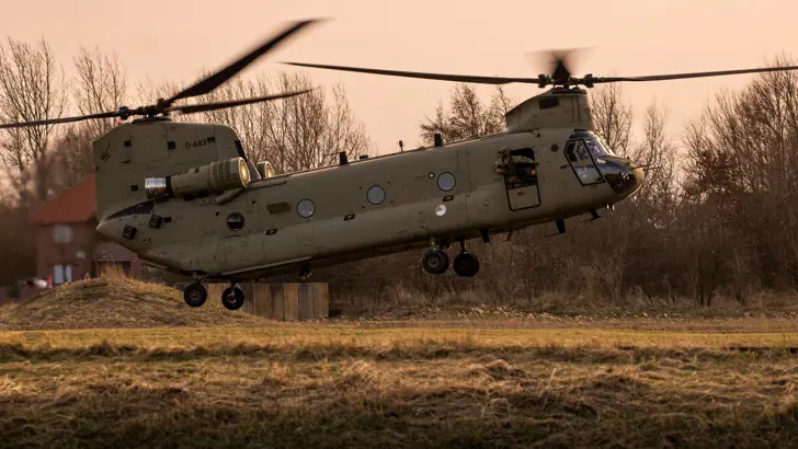 Een Chinook-transporthelikopter gaat landen.