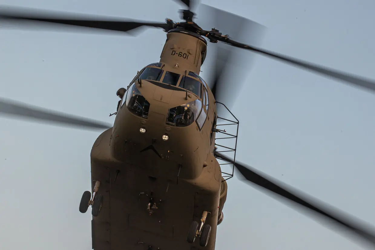 De voorkant van de Chinook-transporthelikopter in de lucht.