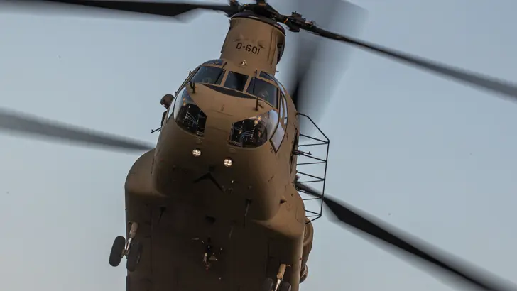 De voorkant van de Chinook-transporthelikopter in de lucht.
