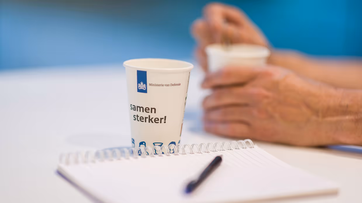 Koffiebekertjes Defensie met een notitieblok