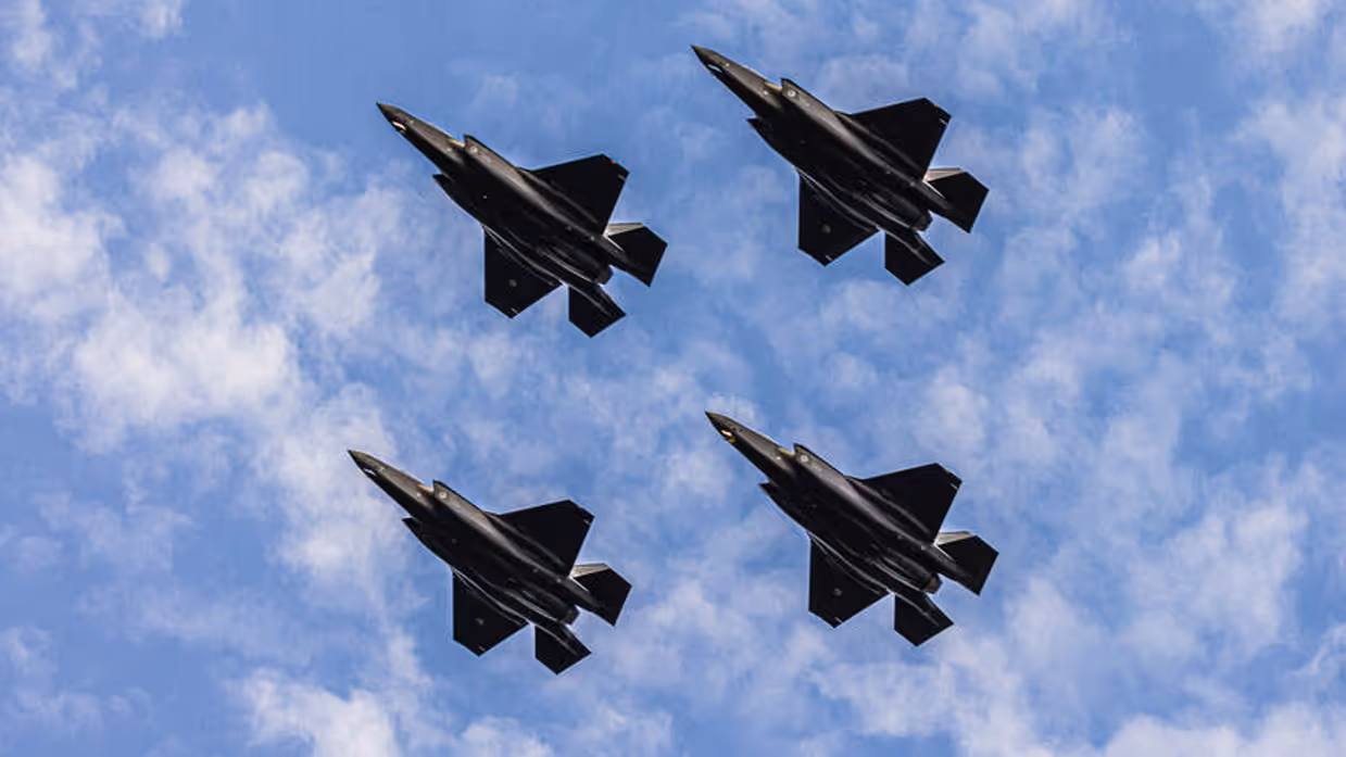 Artist impression van een nieuw legeringsgebouw. Op de andere foto vliegen vier F-35’s in formatie. 