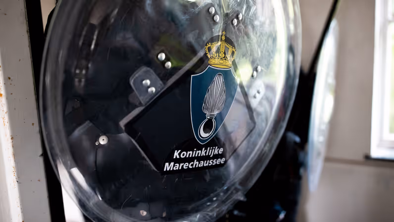 Schild van een marechaussee van de Landelijk Bijstand Organisatie. 