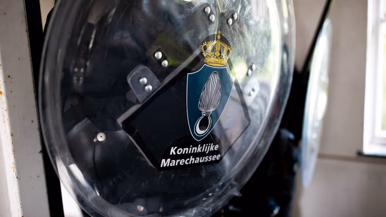 Schild van een marechaussee van de Landelijk Bijstand Organisatie. 