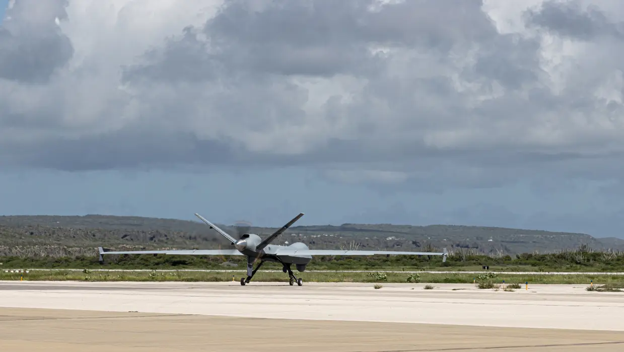 Een Reaper op een start/landingsbaan van een luchthaven.