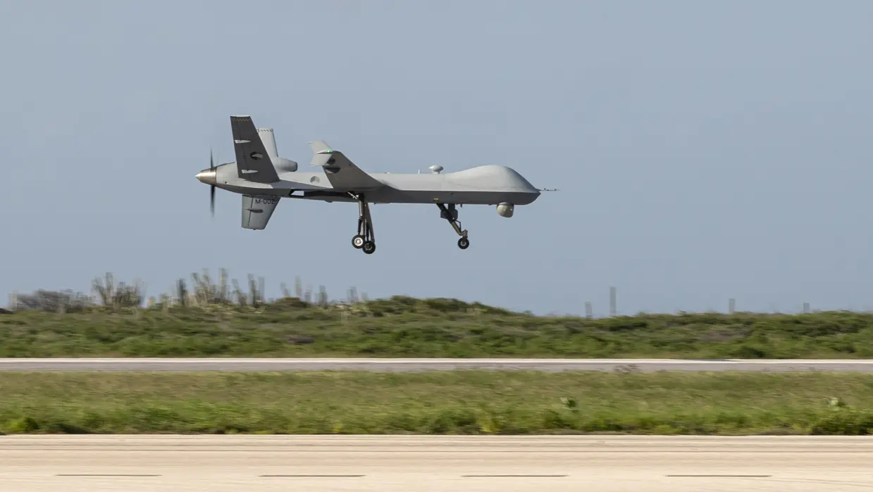 Een Reaper landt op een luchthaven.