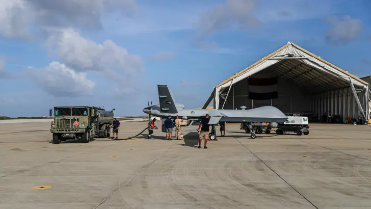 Een MQ-9 Reaper voor een hangaar.