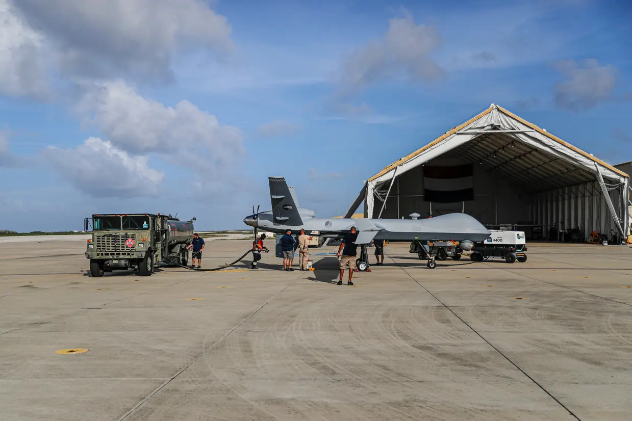 Een MQ-9 Reaper voor een hangaar.