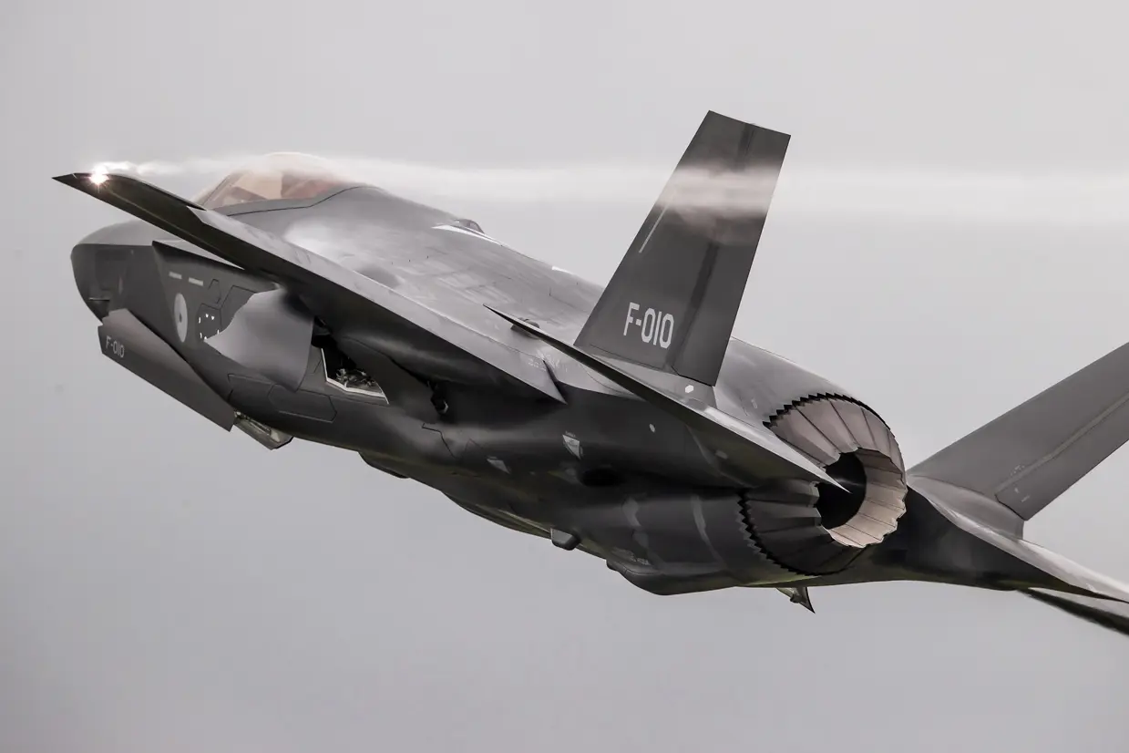 Zijaanzicht F-35 in de lucht.