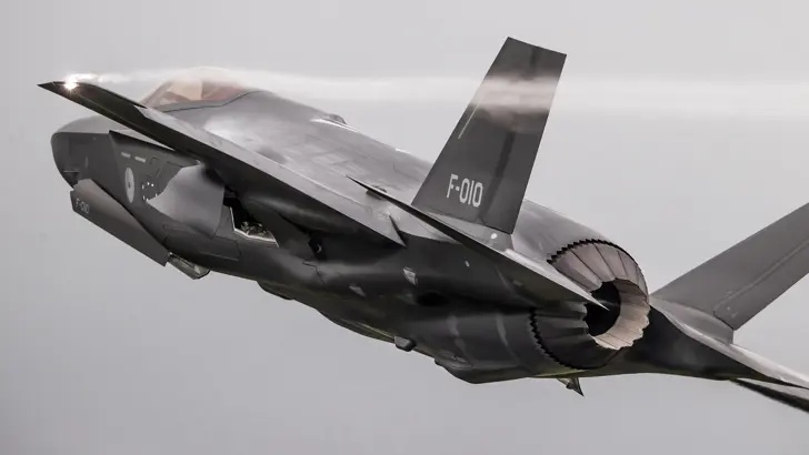 Zijaanzicht F-35 in de lucht.