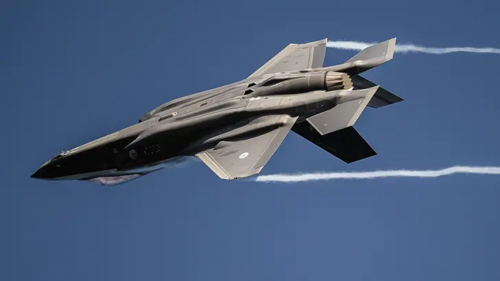 Zijaanzicht F-35 in de lucht.
