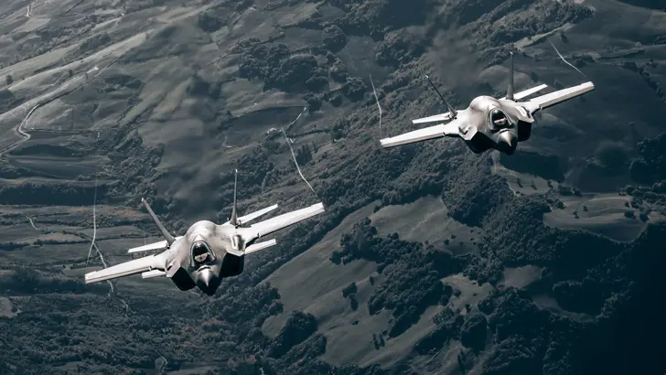 2 F-35's vliegen boven de bergen.