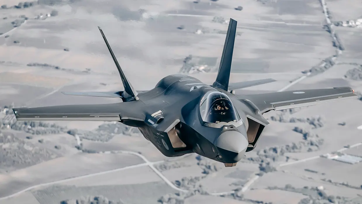 Vooraanzicht F-35 in de lucht.