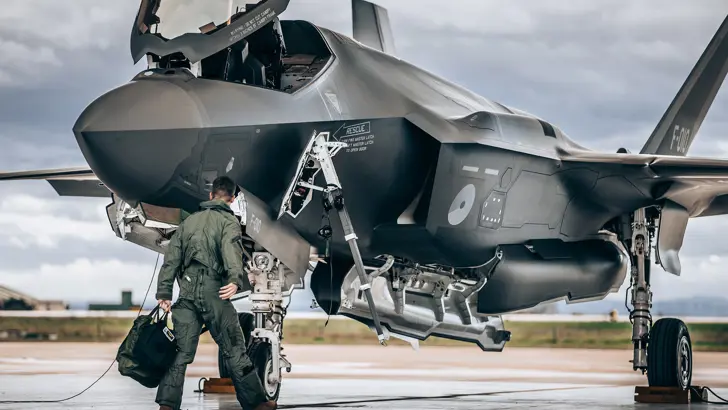 F-35 op de grond met een vlieger ervoor.