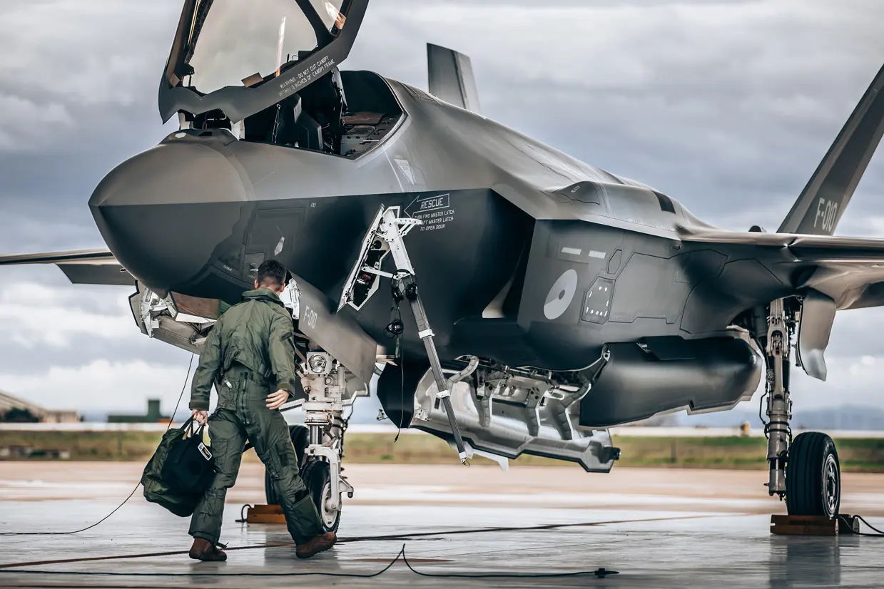 F-35 op de grond met een vlieger ervoor.