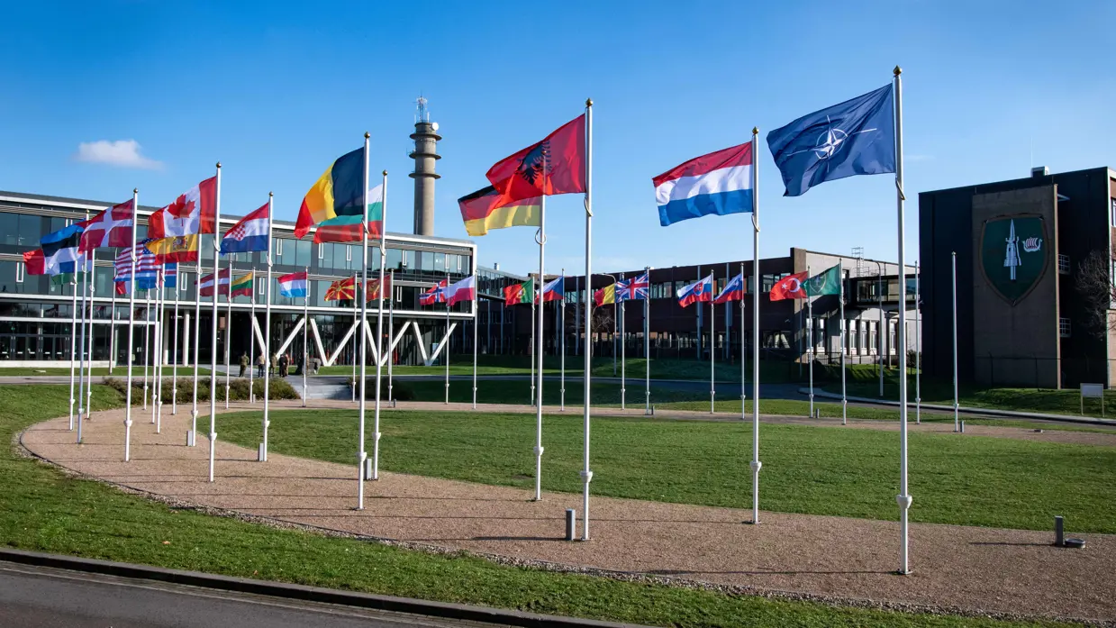 Een rij vlaggen voor een gebouw.