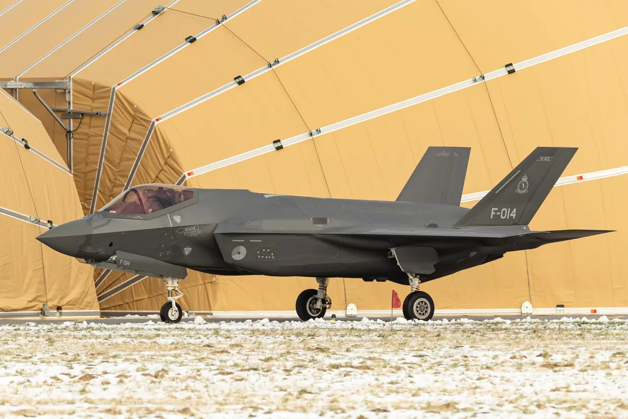Zijaanzicht F-35 op de grond.