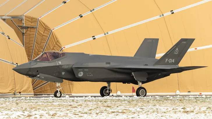 Zijaanzicht F-35 op de grond.