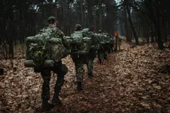 Reservisten bij een oefening in het bos.