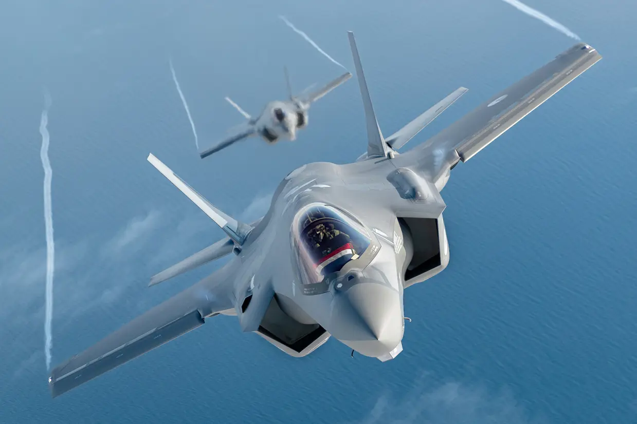 2 F-35's in de lucht vanaf de voorzijde.