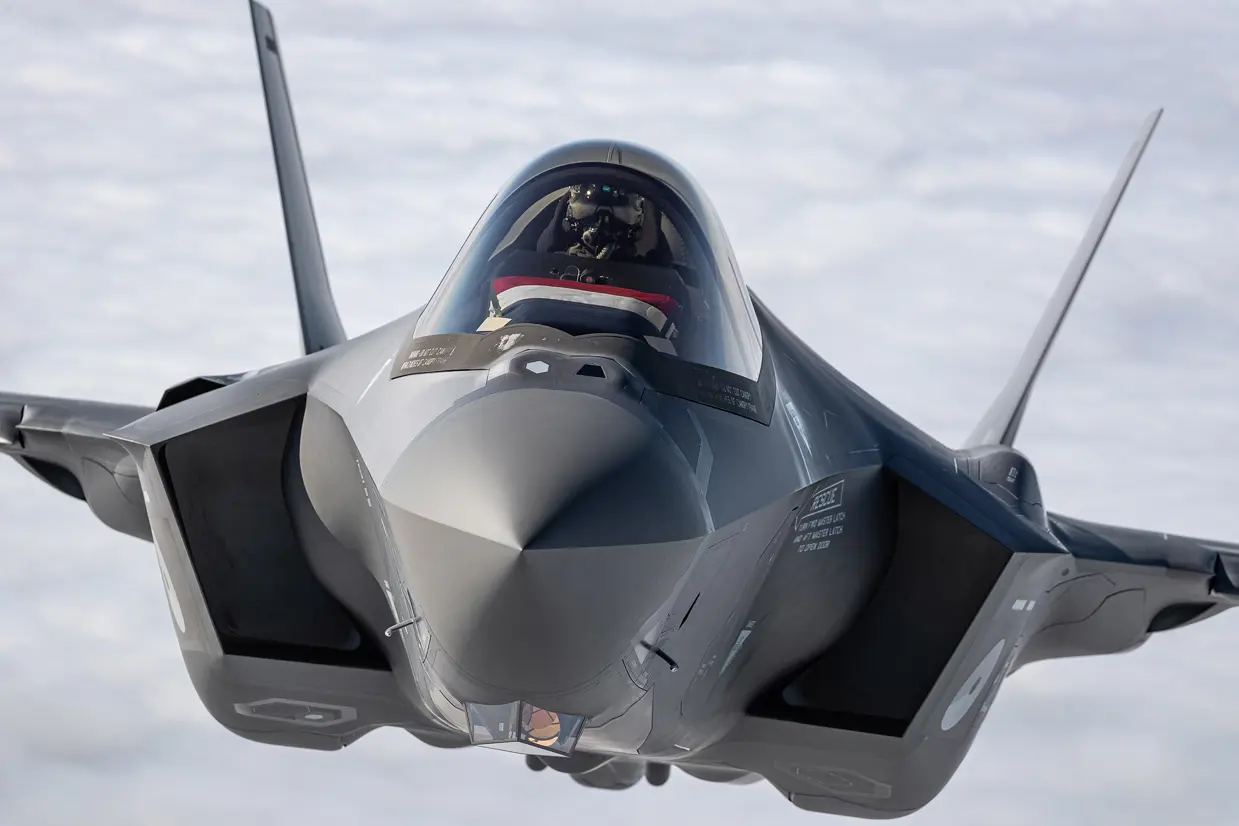 Voorzijde F-35 in de lucht.