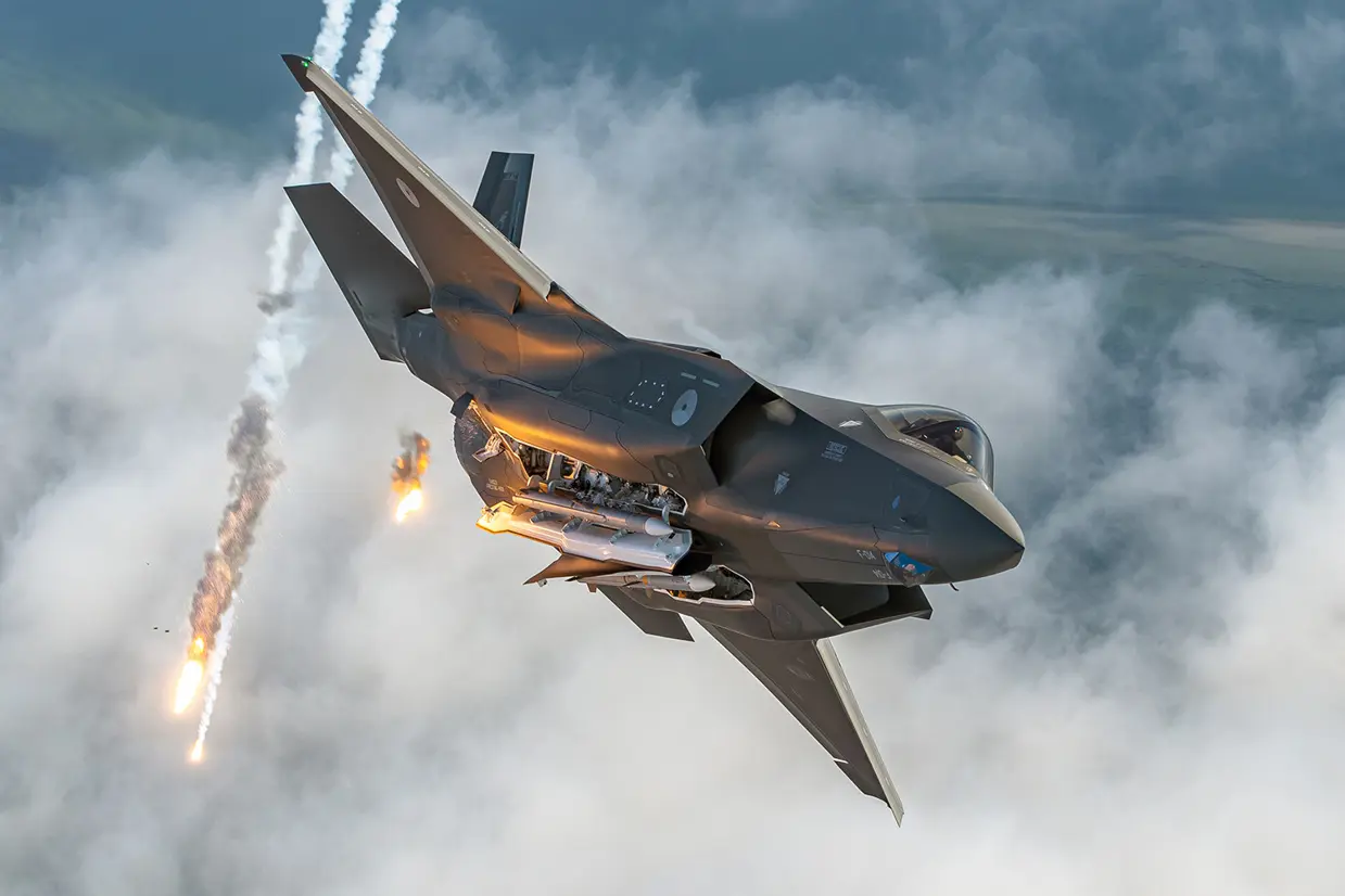 Een F-35 in de lucht.
