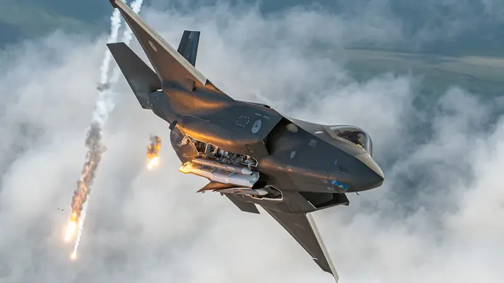 Een F-35 in de lucht.