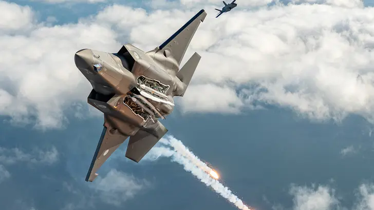 Onderzijde van een F-35 in de lucht.