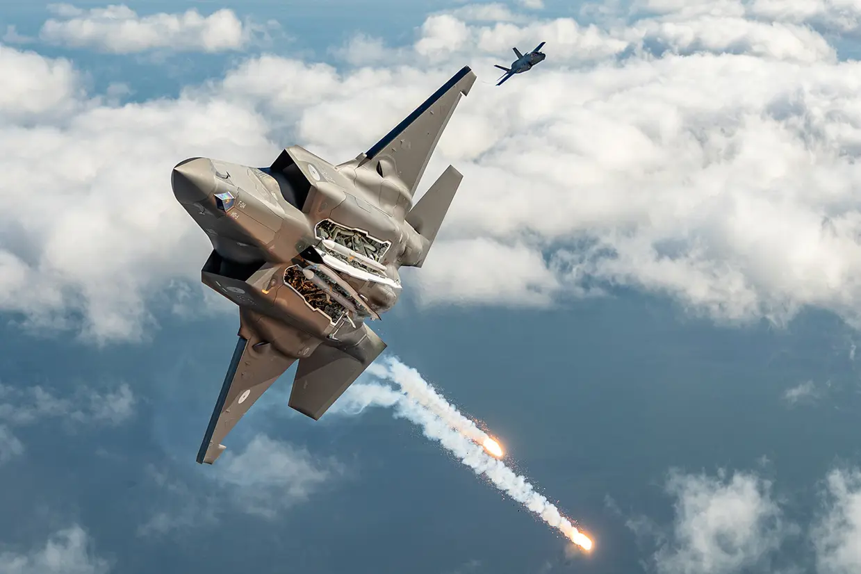 Onderzijde van een F-35 in de lucht.