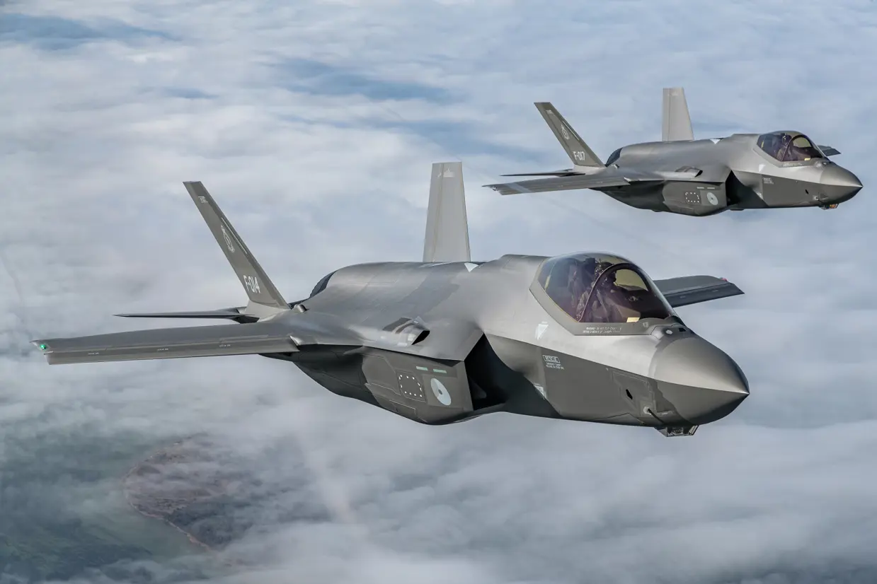 2 F-35's in de lucht.
