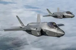 2 F-35 gevechtsvliegtuigen in de lucht.