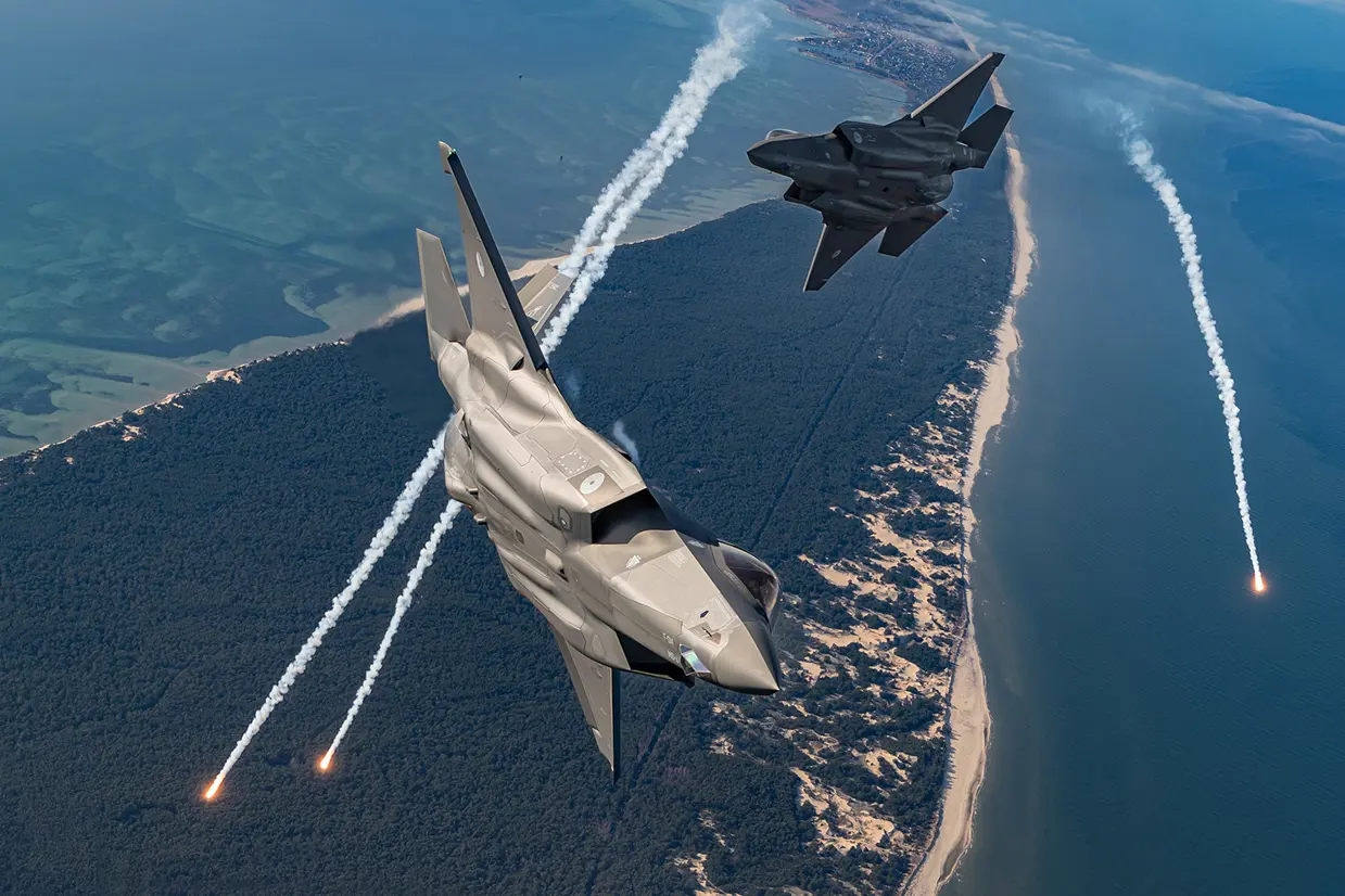 2 F-35's in de lucht.