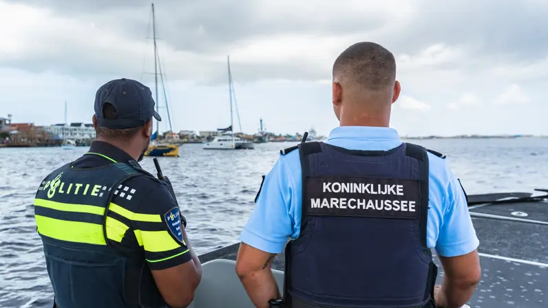 Politie en Marechaussee naast elkaar op het water in Caribisch Nederland..